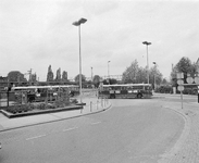 881039 Afbeelding van enkele autobussen van het G.V.U. op het autobusstation op het Stationsplein te Utrecht.